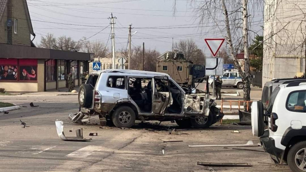 Oficialul rus din Lugansk, Valeri Ceaika, a fost asasinat într-un atentat cu mașină-capcană. Ancheta este în desfășurare, iar un reprezentant prorus a fost ucis în mai.