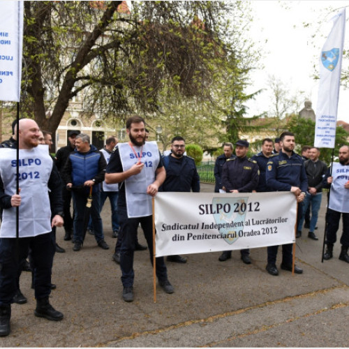 Protest al sindicaliștilor din Penitenciarul Oradea în fața Prefecturii Bihor