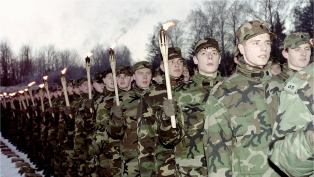Vecinii Rusiei se roagă de aliații NATO să reintroducă serviciul militar obligatoriu (BBC)