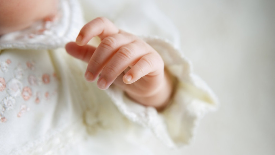 Doi tineri au dat bebelușul spre adopție din cauza stilului lor de viață