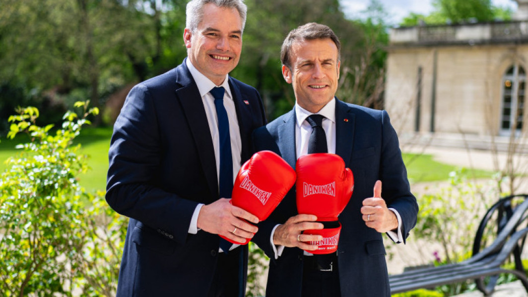 Vizita lui Nehammer la Paris: Schimb de mănuși de box și discuții despre pasiuni comune cu Macron