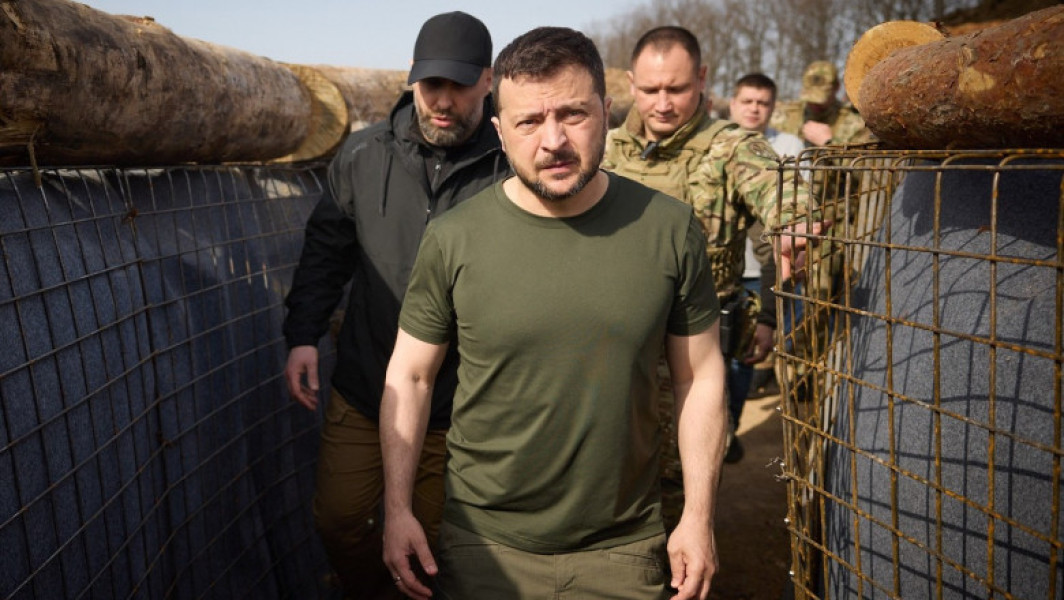 Video&Foto Zelenski a inspectat liniile de apărare fortificate în regiunea Harkov. „Ruşii trebuie să vadă că suntem pregătiţi”