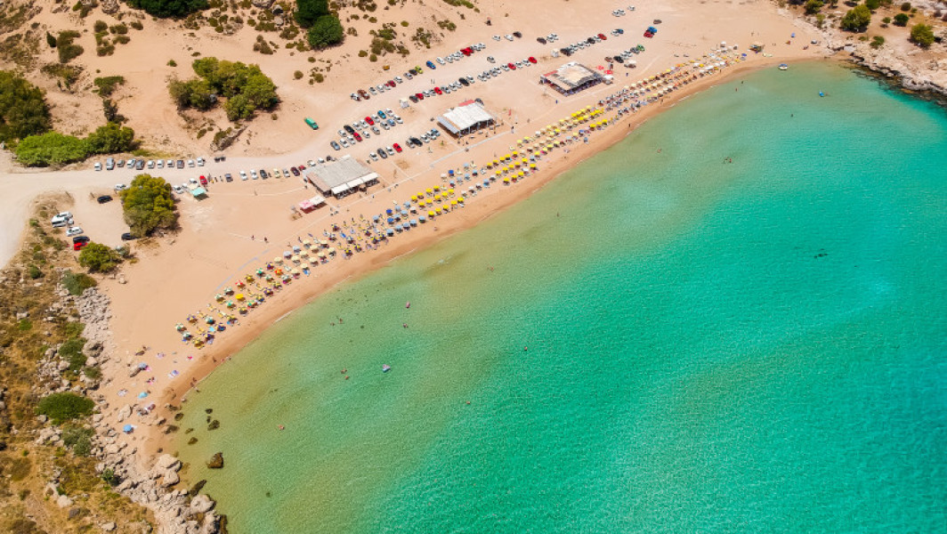 Șezlongurile și prețurile cresc, reguli noi pentru turiștii din Grecia