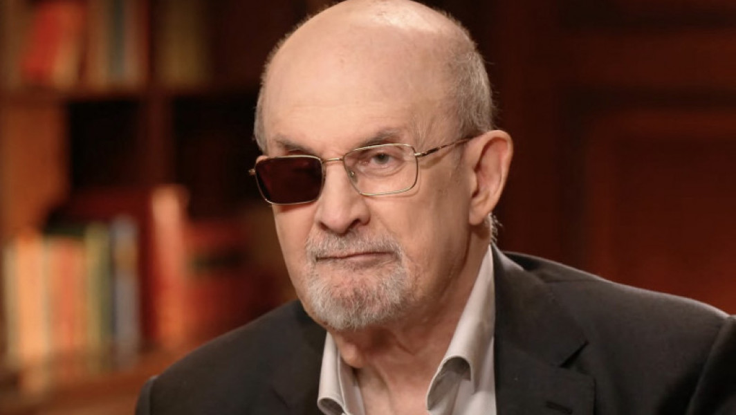 Salman Rushdie vorbește despre atacul în urma căruia a fost înjunghiat de 12 ori: „Pierderea unui ochi mă întristează în fiecare zi”
