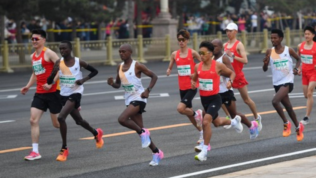 VIDEO: Acuzații de blat la semimaratonul din Beijing - Are organizația un avantaj nedrept? Investigarea declarațiilor conform cărora trei alergători africani au facilitat câștigul campionului chinez He Jie