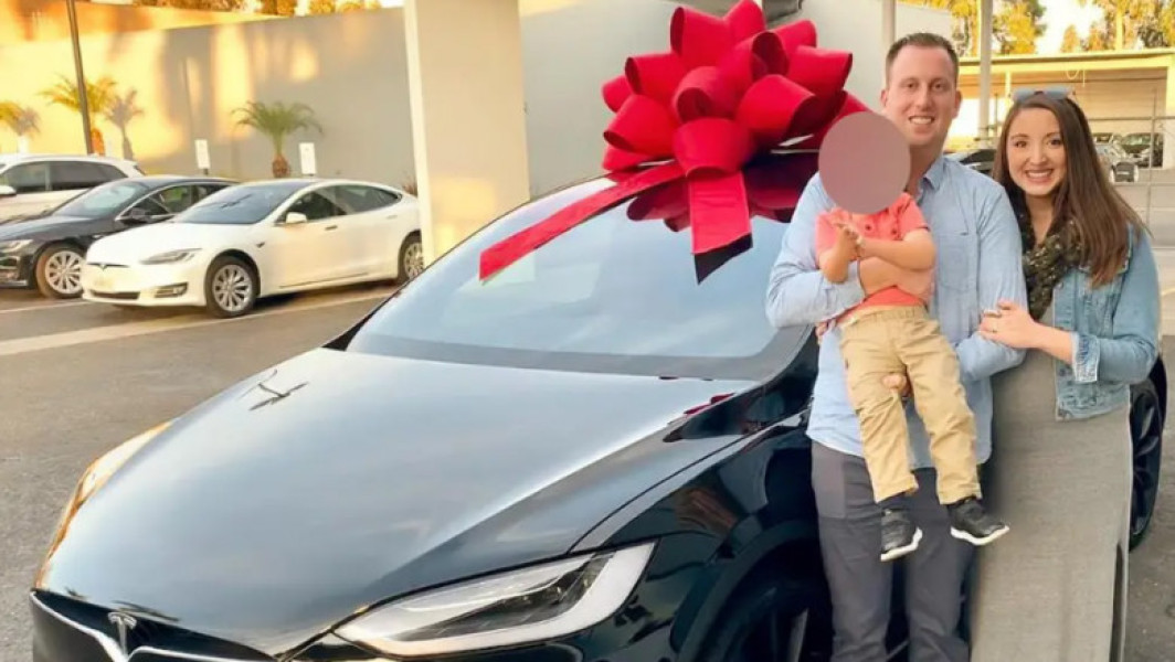 Un copil de 2 ani și-a lovit mama cu o mașină Tesla. Gigantul auto se află acum în fața unui proces bizar