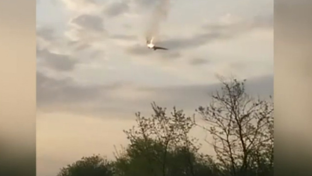 Avion de luptă rus s-a prăbușit în Rusia după atacul asupra Ucrainei - Imagini cu aeronava în flăcări