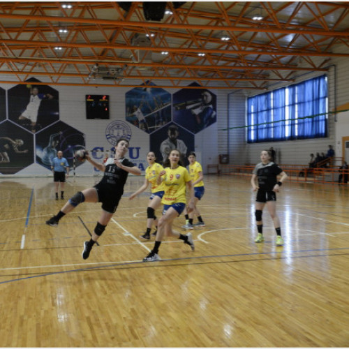 Studentele de la CSU Reșița se vor confrunta într-un duel cu favoritele de la CSU Oradea în ultima rundă a Seriei C din Divizia A la handbal feminin. Meciul va avea loc sâmbătă, 20 aprilie, la Sala Polivalentă din Reșița, începând cu ora 12.00. Oradea se află pe locul al 4-lea în clasament, având 12 puncte, în timp ce Reșița ocupă locul al 5-lea cu doar 4 puncte. În precedentele 9 meciuri, Oradea s-a impus de 5 ori în fața echipei din Reșița. Cu toate acestea, bihorencele vor păstra poziția actuală în clasament ind