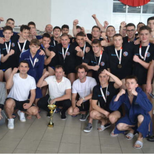 Crişul Oradea, noua campioană la U17 cu victorii consecutive și titlul de campion național! Poloiștii antrenați de Antonio și Adrian Alexandrescu s-au impus în fața principalilor rivali, obținând trofeul după meciurile câștigate cu scorul de 15-12 împotriva echipei Steaua, 22-5 împotriva celor de la Corona Brașov și 23-14 împotriva celor de la Dinamo București. Cu juniori mai tineri în componența echipei, Crişul a reușit performanța de a aduce încă o dată titlul în orașul Oradea. La ceremonia de premiere, poloiștii au primit med