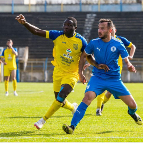 CSM Sighetu Marmației a pierdut cu 2-1 într-un joc crucial pentru playoff-ul Seriei 10 din Liga a III-a, în fața echipei Crișul Sântandrei. Acest eșec le poate afecta șansele de a ajunge la baraj pentru promovarea în Liga a II-a. Lipsa unora dintre cei mai experimentati jucatori a fost un dezavantaj pentru echipa lui George Zima în acest meci decisiv. Sighetul se va bate pentru locul al doilea în meciul final împotriva celor de la CSM Satu Mare. În ultima etapă a playoff-ului Seriei 10, Crișul Sântandrei va juca acasă cu SCM Zalău, iar CSM Sighet va juca în