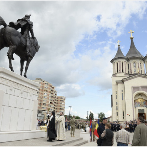 Cu faţa spre Catedrala Ortodoxă şi spre Cetate: statuia ecvestră a voievodului Mihai Viteazul, dezvelită oficial - Moment istoric la Oradea