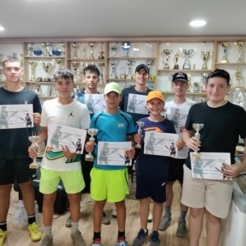 Turneu de tenis de câmp la Ștei: "Cupa orașului Ștei" a atras participanți din toată țara